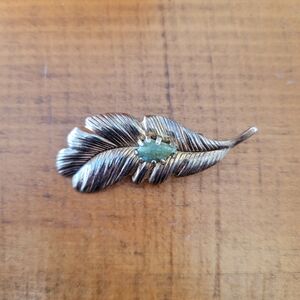 Vintage Gold Tone Green Teardrop Nephrite Stone Feather Brooch Pin Some Tarnish